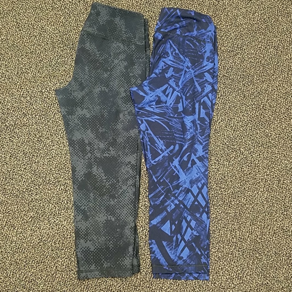 2 pair of Old Navy active Capri leggings